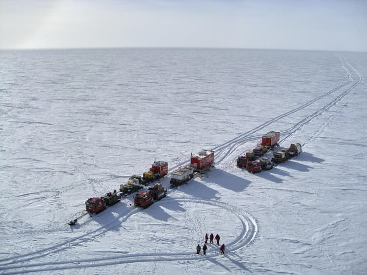 החוקרים חוצים את יריעת הקרח של מזרח אנטארקטיקה כדי לאסוף את ליבות הקרח אותן חקרו