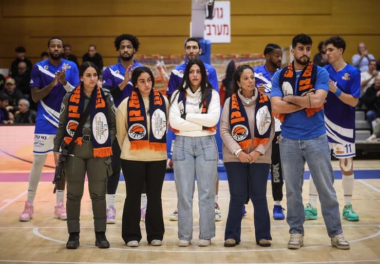 טקס לזכרו של אריק קראוניק ז"ל, רבש"צ בארי שנפל ב-7 באוקטובר לפני המשחק בין מכבי ר"ג לבין הפועל ת"א