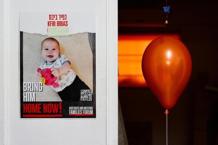 עוגת יום הולדת לכבודו של החטוף כפיר ביבס שנמצא בשבי החמאס