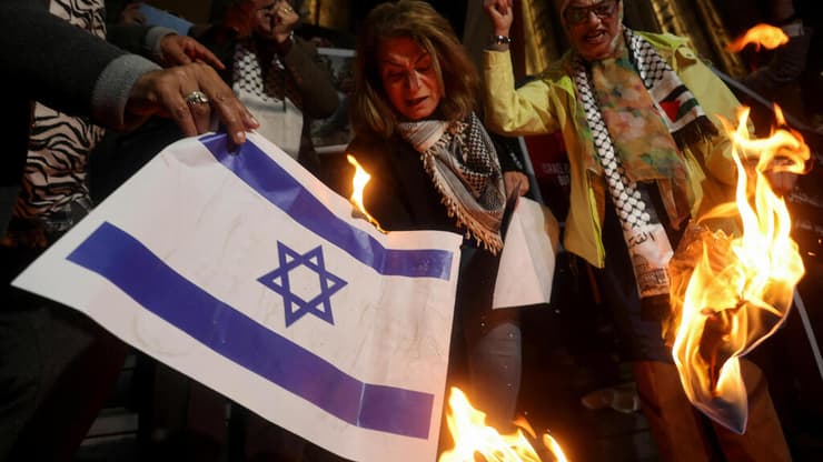 מצרים ,קהיר הפגנה פרו פלסטינית נגד ישראל חרבות ברזל