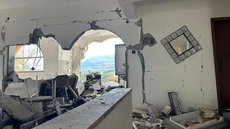 הרס הטיל שפגע בביתם של מירה וברק איילון ז"ל בכפר יובל