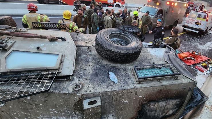 תאונה בין משאית לגי'פ שהתהפך, בכביש 60 סמוך לצומת גוש עציון