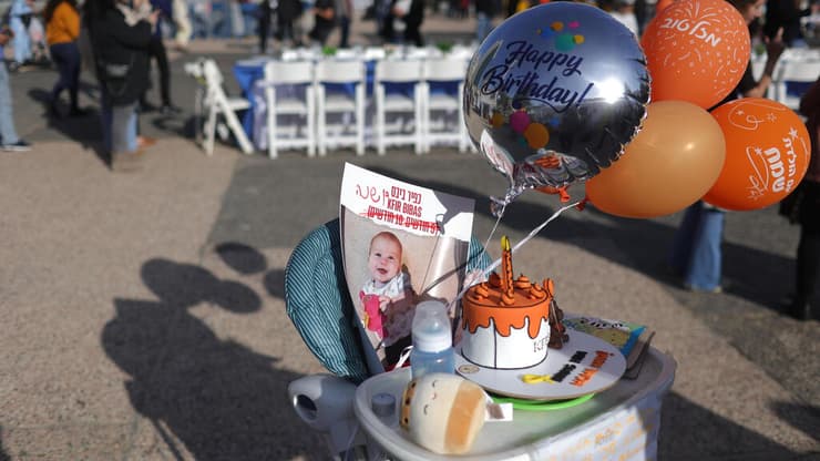מציינים את יום הולדת השנה של כפיר ביבס בכיכר החטופים