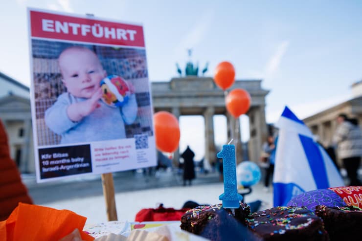 מציינים את יום הולדת שנה לכפיר ביבס בשער ברנדנבורג בברלין, גרמניה