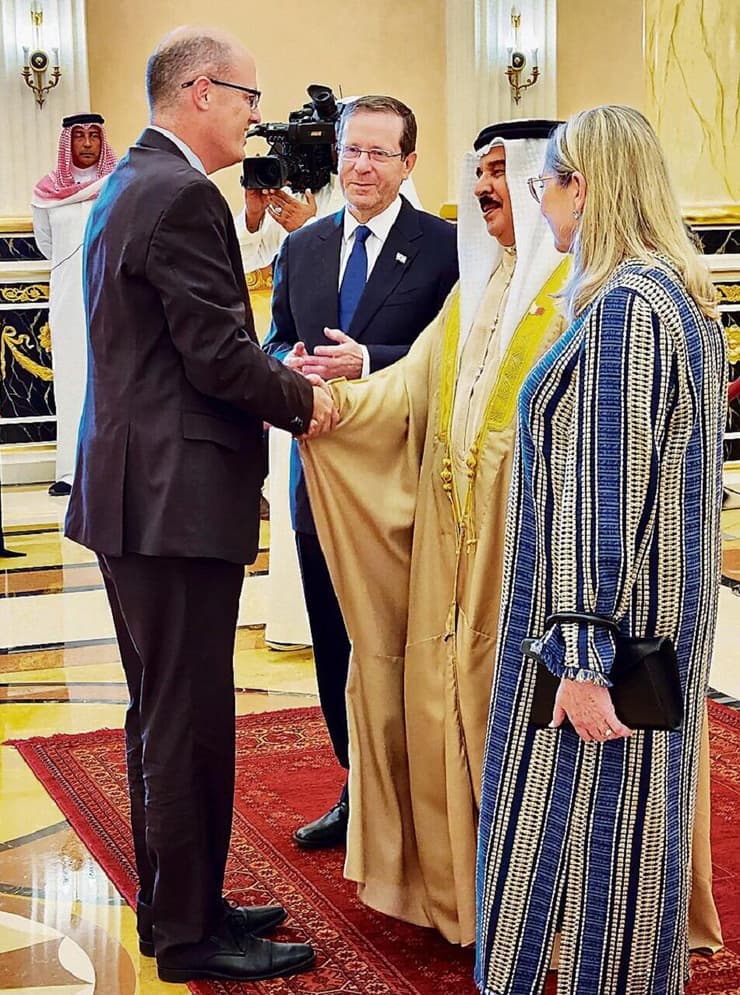 אבי חסון עם מלך בחריין והנשיא יצחק הרצוג ורעייתו בביקור הנשיא בבחריין בדצמבר 2022