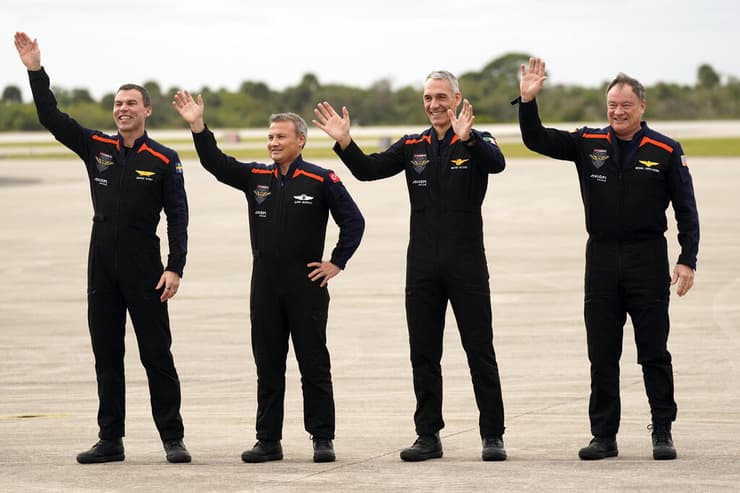 ארבעת האסטרונאוטים בדרכם לחללית