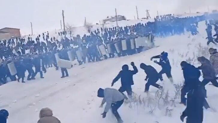 רוסיה ביימאק בשקירים עימותים מחאת כדורי שלג עם המשטרה