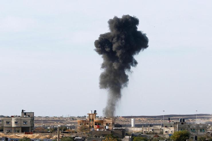 עשן מיתמר ברפיח, היום. קשיי תקשורת ברצועה כבר שבוע שלם (צילום: REUTERS/Ibraheem Abu Mustafa) עשן ברפיח