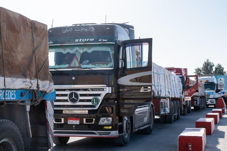 משאיות סיוע הומניטרי מועברות לעזה לאחר שנבדקו