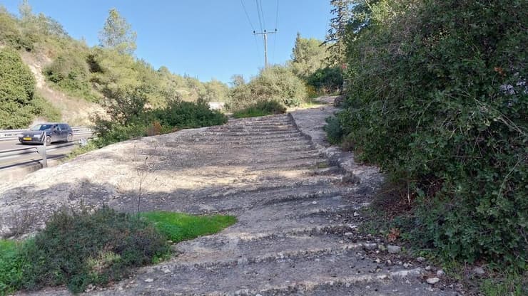 מדרגות הסלע העתיקות, מדרום לכביש 375