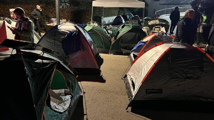 בני משפחות חטופים ישנים באוהלים מול ביתו של נתניהו בקיסריה