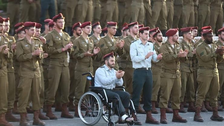 אביתר זיתוני, מ"פ בקורס מ"כים, שנפצע קשה ב-7 באוקטובר מגיע לטקס סיום של חייליו ועומד לכבודם בכיסא הגלגלים