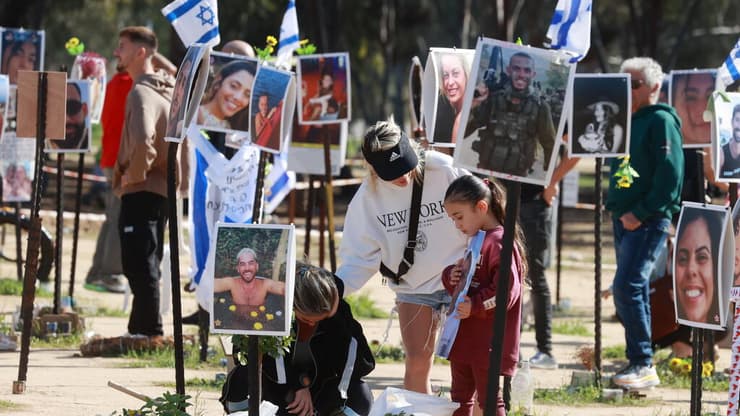 משפחות החטופים ונרצחים במיצג פסטיבל נובה ברעים