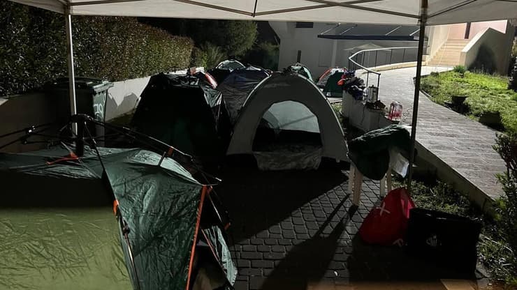 האוהלים מחוץ לבית נתניהו בקיסריה במחאת משפחות החטופים