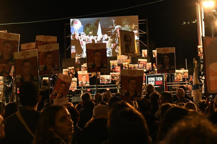 עצרת להחזרת החטופים בכיכר החטופים בתל אביב