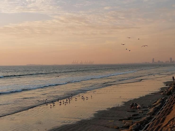 הים הערבי באזור קראצ'י, עיר הנמל הראשית של פקיסטן