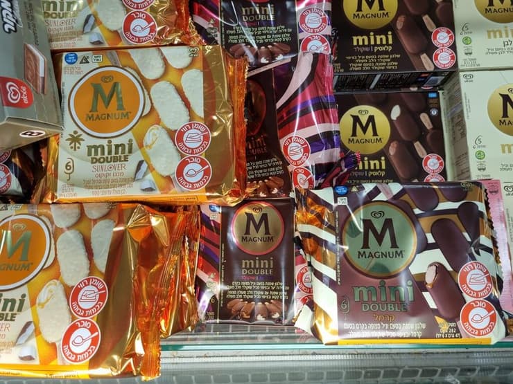גם אלה מיוצרים בטורקיה. מארזי שלגונים מיני מגנום של גלידת שטראוס (יוניליוור) שנמכרים באריזה שאינה קרטון 