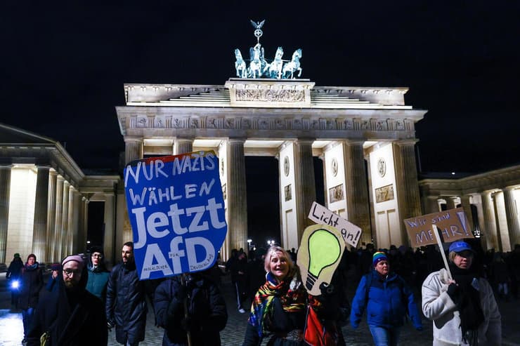 גרמניה הפגנת ענק ברלין מול ה פרלמנט נגד ימין קיצוני מפלגת אלטרנטיבה לגרמניה AfD על השלט כתוב רק נאצים בוחרים ב-AfD