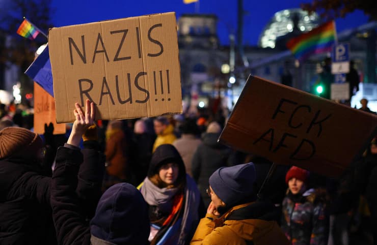 גרמניה הפגנת ענק ברלין מול ה פרלמנט נגד ימין קיצוני מפלגת אלטרנטיבה לגרמניה AfD על השלט כתוב נאצים החוצה