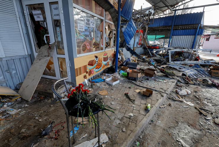 אוקראינה 27 הרוגים הפגזה ב שוק ב דונייצק