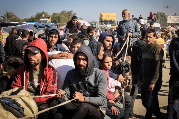 פליטים פלסטינים בורחים מ חאן יונס בצל הקרבות שם רצועת עזה