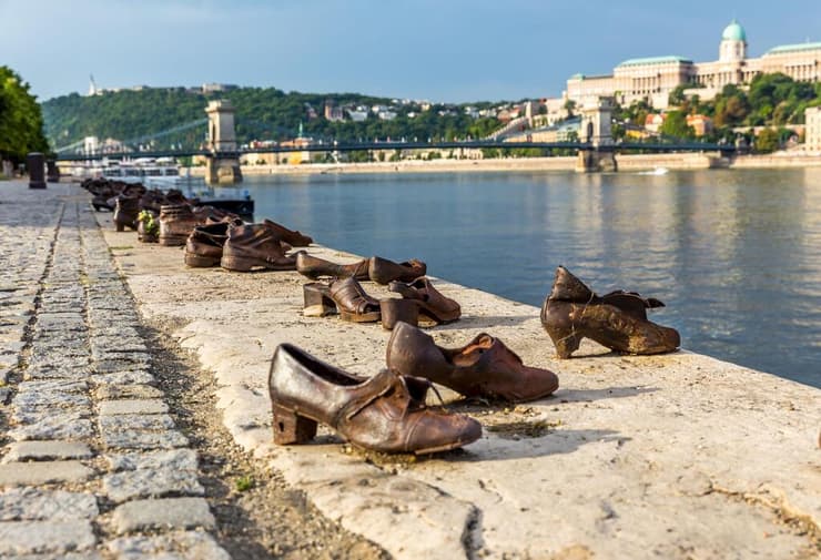 אנדרטת הנעליים על שפת הדנובה, בודפשט