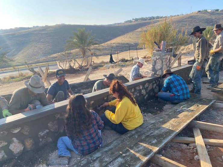 הצעירים האוונגליסטים מארה"ב והנערות מישראל, בפעילות משותפת בחווה. "זה מדהים מה שקורה כאן" 
