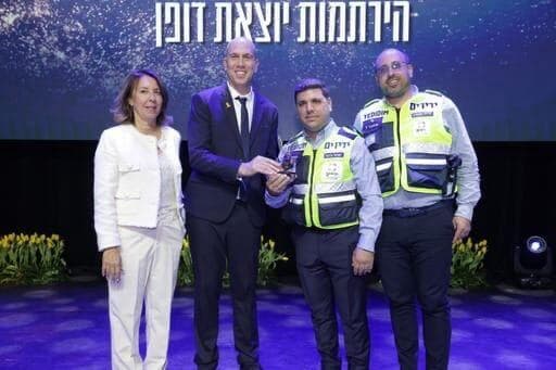 משמאל: סמנכ"ל ארגון ידידים, לייזי שטר ומנכ"ל הארגון, ישראל אלמסי בעת הענקת אות ההערכה  
