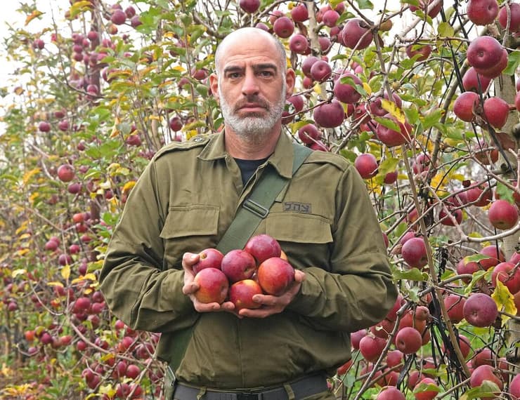 חקלאי מקיבוץ יראון מגדל תפוחי עץ 