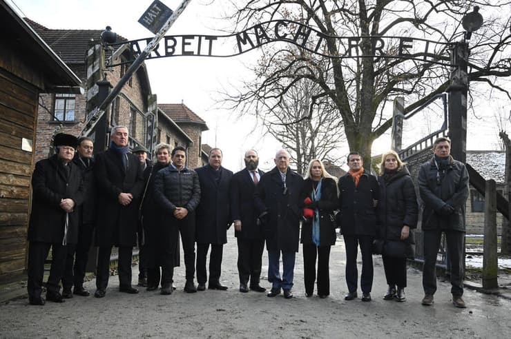 המשתתפים בכנס תחת שלט "העבודה משחררת" באושוויץ. "'לעולם לא עוד' זו לא רק סיסמה"