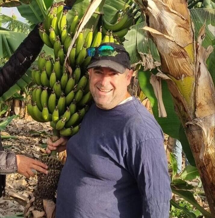 אמיר אדלר, מגדל בננות בקיבוץ נחל עוז