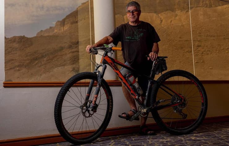 תומר גולן עם האופניים במלון בים המלח