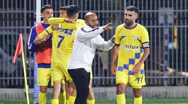 שחקני עירוני אשדוד חוגגים עם ברוך דגו (שחר גרוס) שחקני עירוני אשדוד חוגגים עם ברוך דגו