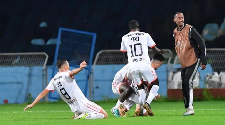 שחקני בני יהודה חוגגים עם מוטי ברשצקי (חגי מיכאלי) שחקני בני יהודה חוגגים עם מוטי ברשצקי