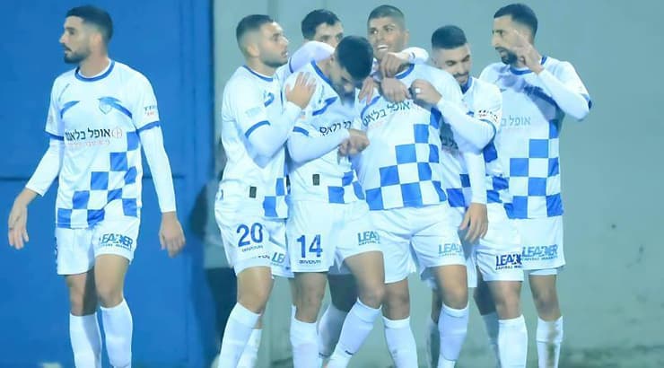 שחקני מכבי יפו חוגגים עם גיל יצחק (חג'אג' רחאל) שחקני מכבי יפו חוגגים עם גיל יצחק