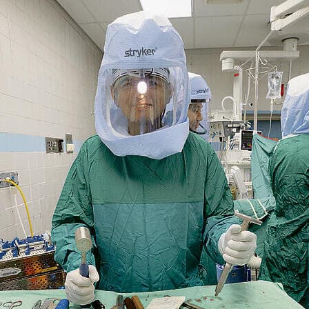 פרופ' יונה קוסאשוילי בחדר הניתוח