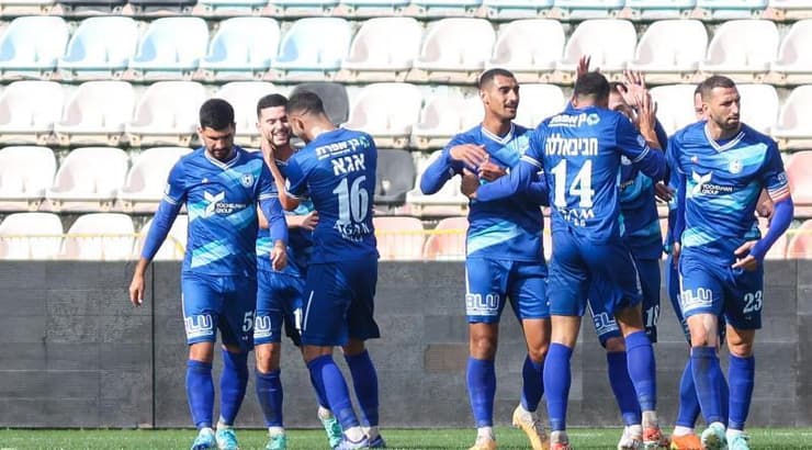 קבוצה אחת מליגת העל הם כבר הדיחו. שחקני טבריה חוגגים נגד אשדוד