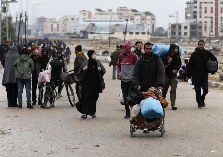 פליטים פלסטינים עוזבים מחאן יונס לרפיח עזה