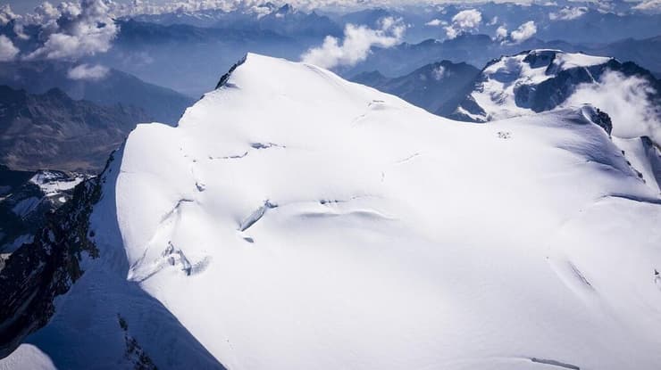 פסגת הגראנד קומבין בדרום-מערב שווייץ, שם קדחו החוקרים את ליבת הקרח