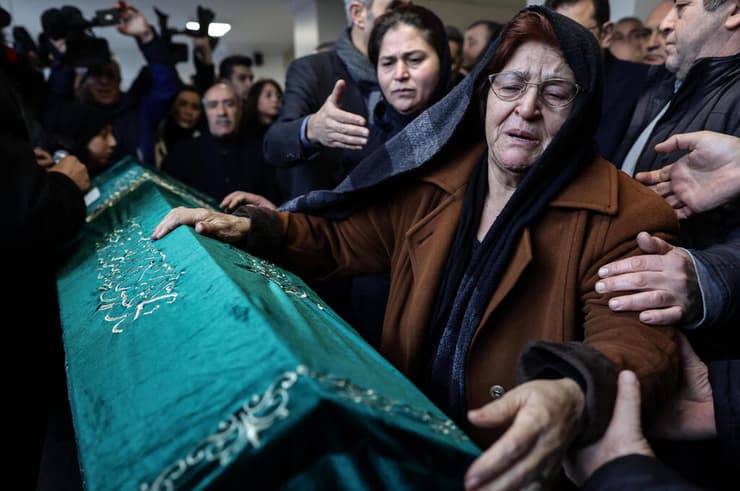 טורקיה אמו של טונצ'ר צ'יהאן עם ארונו נהרג ב פיגוע ירי כנסייה איסטנבול