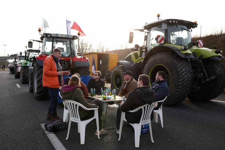 צרפת חקלאים מצור על פריז כביש A1 ליד נמל התעופה הבינלאומי הראשי של העיר