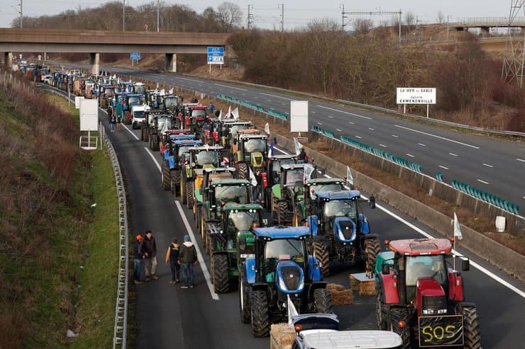 צרפת חקלאים מצור על פריז כביש A1 ליד נמל התעופה הבינלאומי הראשי של העיר