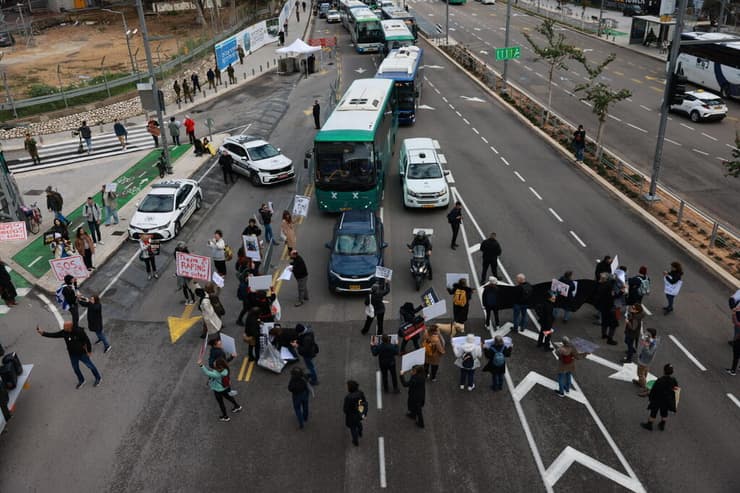 הפגנה של משפחות החטופים מול שער הקריה בתל אביב