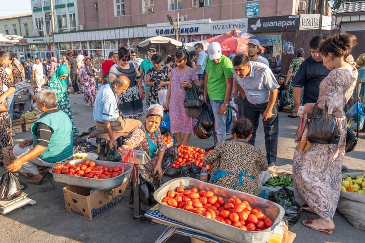 שוק בטג'יקיסטן בו נמכרת תוצרת חקלאית