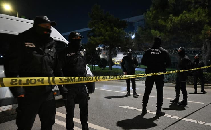 טורקיה משטרה ליד מפעל שבו חמוש או חמושים מחזיקים בני ערובה בגלל פעולת ישראל ב עזה
