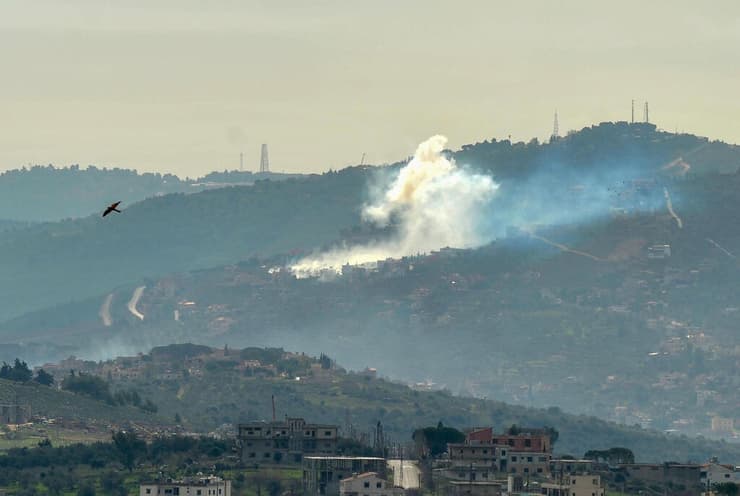 מבט מישראל על עשן שמיתמר מעל כפר כילא בדרום לבנון, בעקבות תקיפה של צה"ל