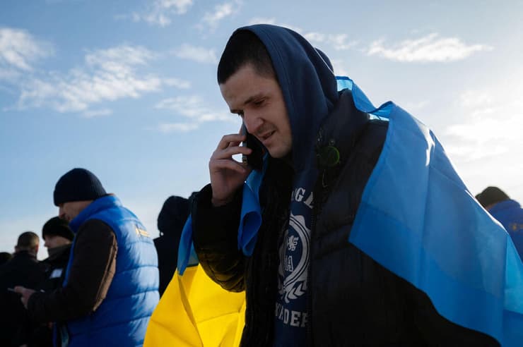 חייל אוקראיני מדבר בטלפון אחרי ש הוחזר מ רוסיה ב עסקת שבויים