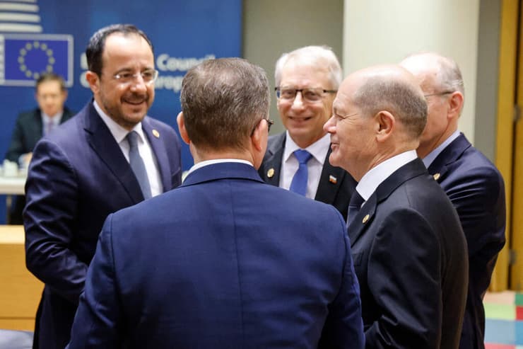 קנצלר גרמניה אולף שולץ ועידת פסגה של מנהיגי האיחוד האירופי בעניין אוקראינה בריסל עם מנהיגי קפריסין ו בולגריה