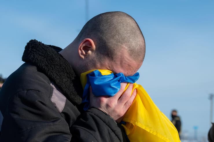 חייל אוקראיני אחרי ש הוחזר מ רוסיה ב עסקת שבויים
