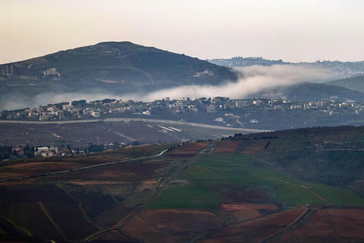 מבט מישראל על עשן שמיתמר מעל כפר כילא בדרום לבנון, בעקבות תקיפה של צה"ל